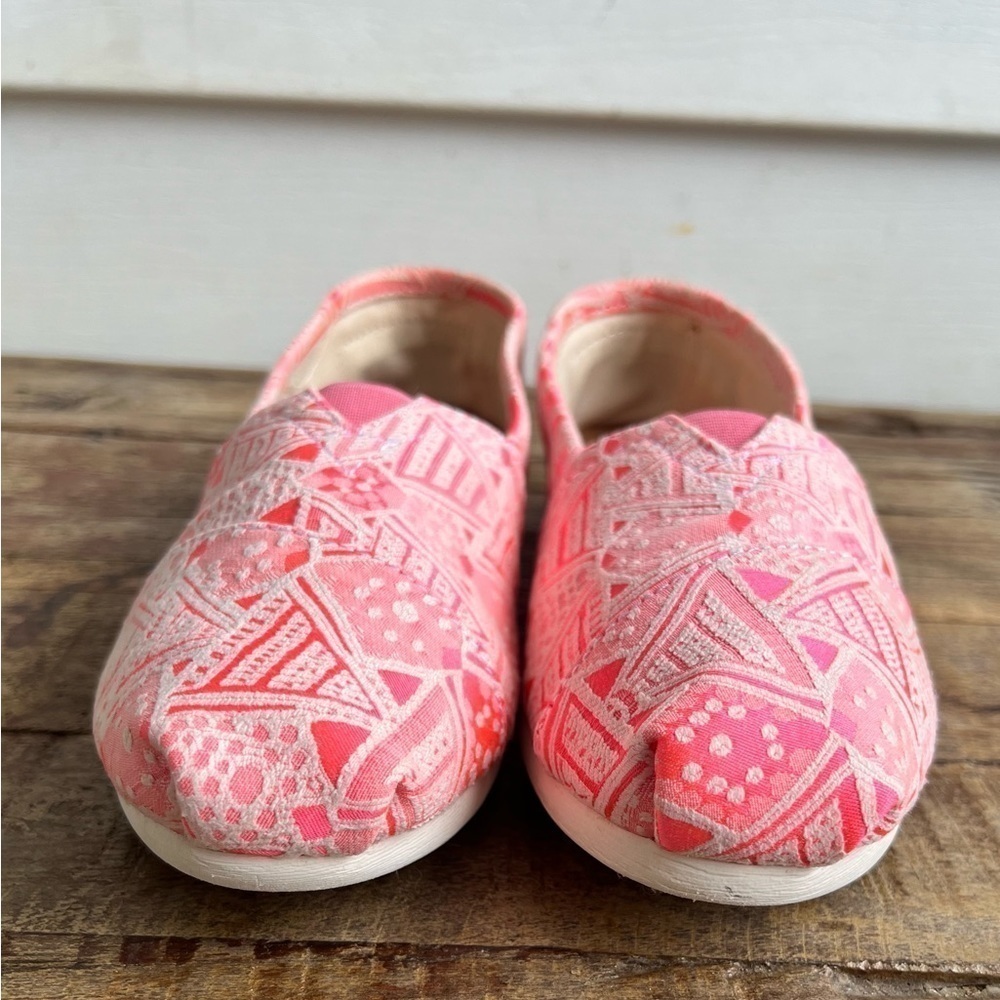 TOMS Women’s Classic Pink Neon Tribal Alpargatas - Picture 5 of 7